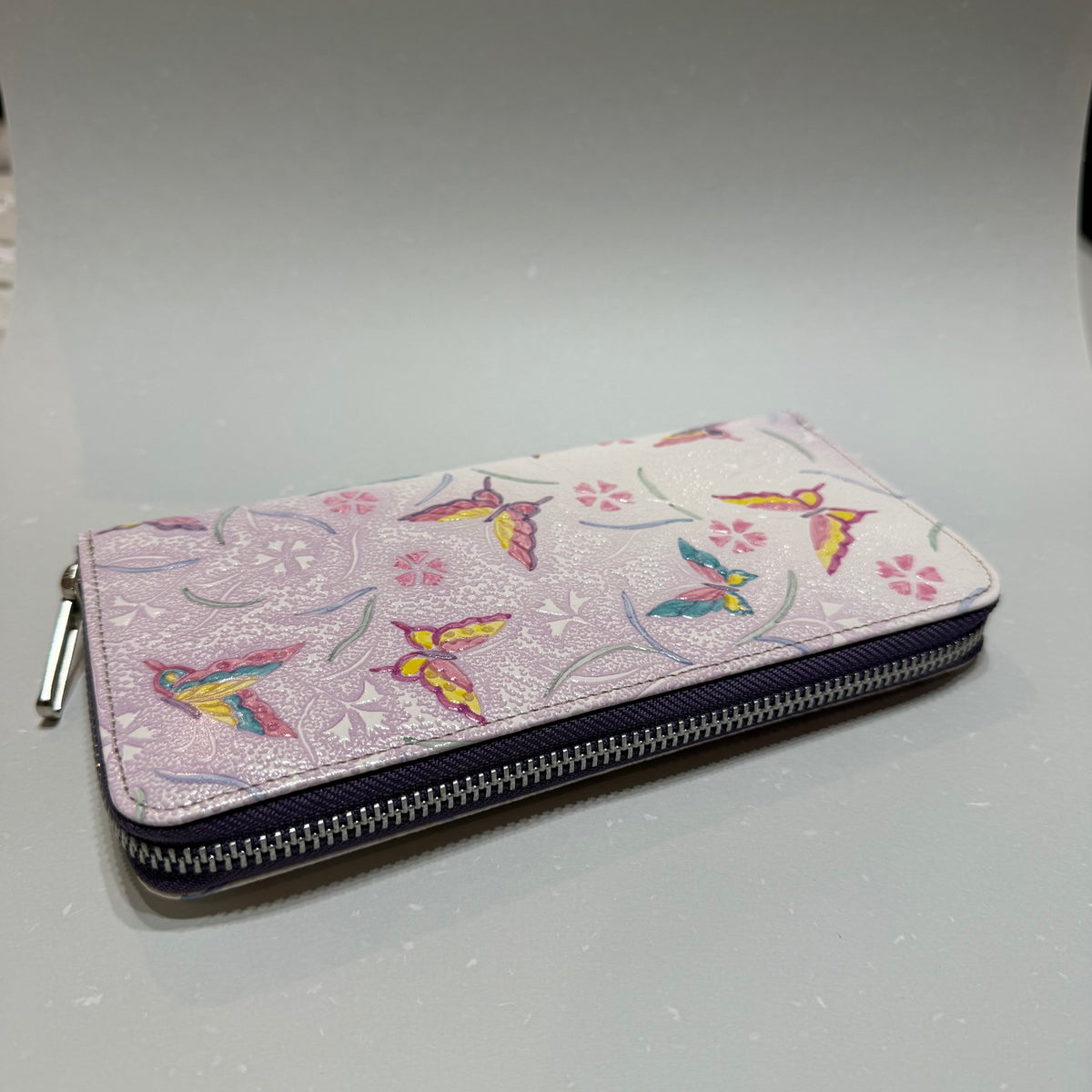 ラウンドファスナー財布　蝶パープル